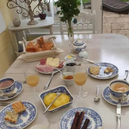 La Maison D`hôtes De Constance Alojamento de Acomodação e Pequeno-almoço Le Mans